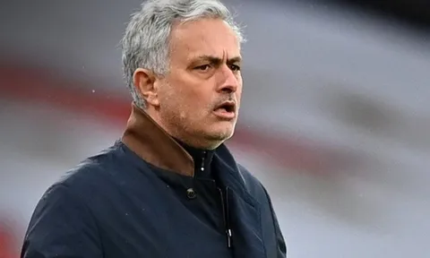 HLV đối thủ vào tù, Mourinho nói luôn 1 lời