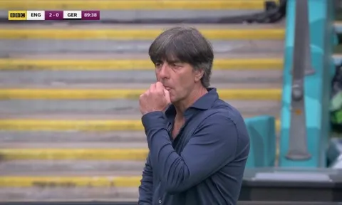 HLV Joachim Low chia tay EURO bằng hành động... ăn gỉ mũi