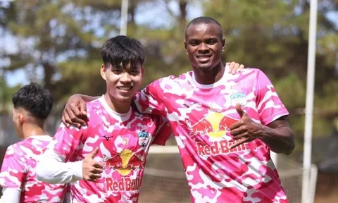 HLV Kiatisuk chốt danh sách HAGL dự V-League, dùng 12 cầu thủ sinh sau năm 2000