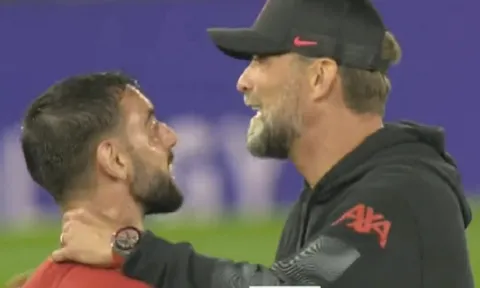 HLV Klopp túm cổ Bruno Fernandes sau trận thua