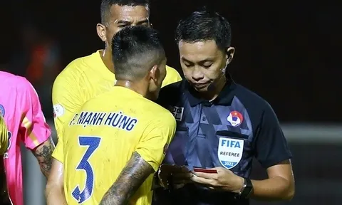 HLV Lê Văn Sỹ: 'Chiếc thẻ đỏ quá nặng'