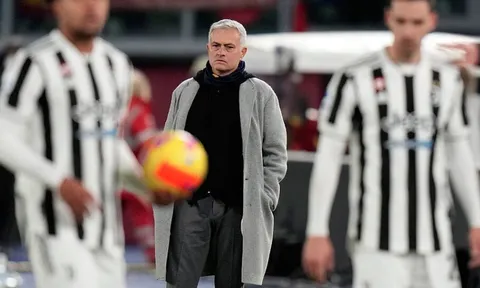 HLV Mourinho: 'Trận thua làm tôi bị tổn thương'