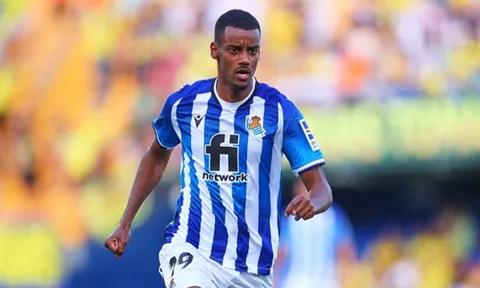 HLV Newcastle không biết gì về thương vụ kỷ lục của CLB