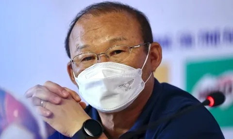 HLV Park: 'Không dễ xuyên thủng hàng thủ 10 người của Philippines'
