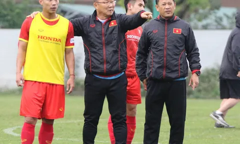 HLV Park và Quế Ngọc Hải gạch tên Ronaldo ở giải The Best