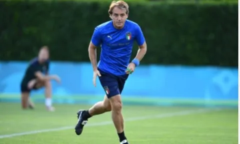HLV Roberto Mancini tích cực hối thúc học trò tập luyện trước đại chiến với Tây Ban Nha
