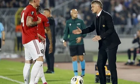 HLV Solskjaer nổi đóa, ra tận đường biên 'sấy' Phil Jones