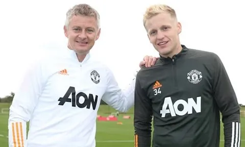 HLV Solskjaer tiết lộ điều đáng trông chờ vào Van de Beek