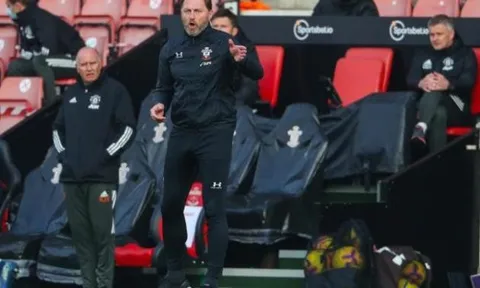 HLV Southampton hé lộ động thái của Man Utd trong phòng thay đồ