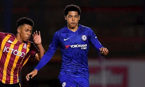 Hậu vệ Chelsea thành hàng hot trên TTCN