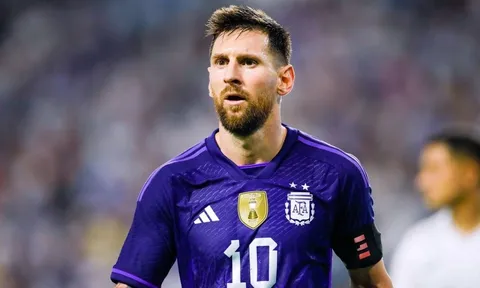 HLV tuyển Argentina so sánh Messi với Federer