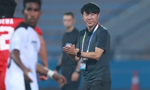 HLV U23 Indonesia ngăn học trò xô xát khi Ronaldo bị phạm lỗi