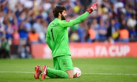 Hóa người hùng, Alisson nhắc đến Edouard Mendy