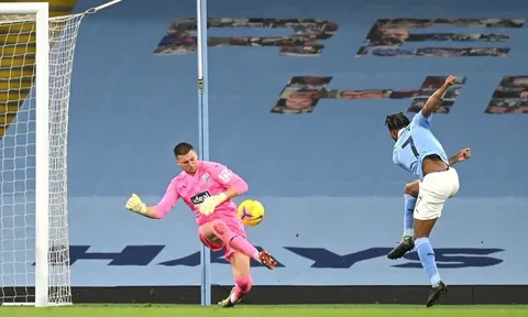 Hóa 'thánh' khiến Man City ôm hận, cựu sao Man United phấn khởi