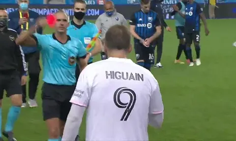 Họa vô đơn chí, Higuain nhận án phạt nặng vì tranh cãi với trọng tài