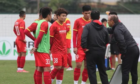 Hoàng Đức trở lại, HLV Park Hang Seo 'chăm sóc' tân binh