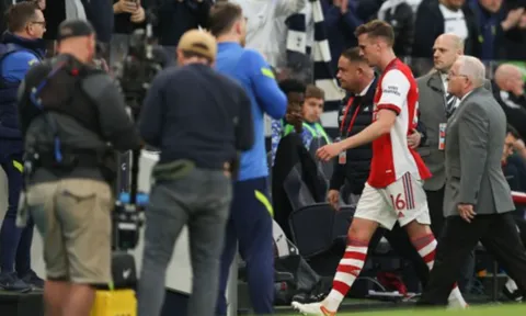 Hàng thủ Arsenal tan nát