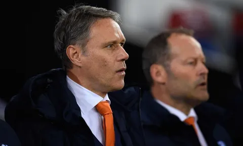 Marco van Basten chế giễu M.U sau trận thua nhục Liverpool