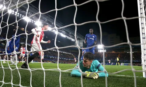 Hơn 2 người suốt 25 phút, sao Chelsea vẫn để Ajax có 1 điểm?