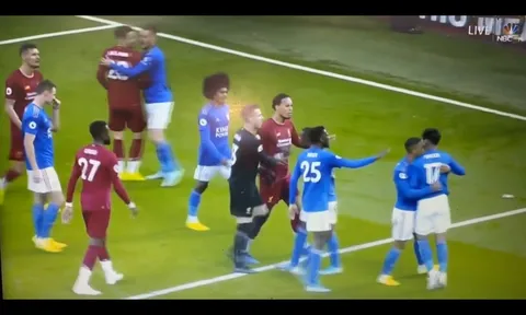Hỗn loạn sân Anfield, sao Leicester tính tẩn cả Robertson lẫn đồng đội