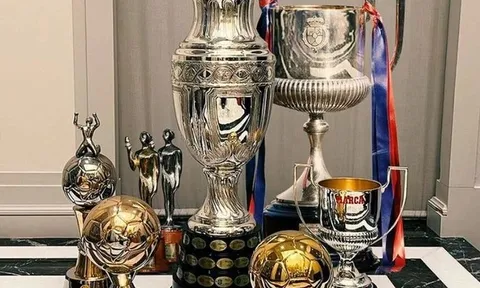 Messi khoe danh hiệu, Neymar chống nạng dự tiệc mừng năm mới