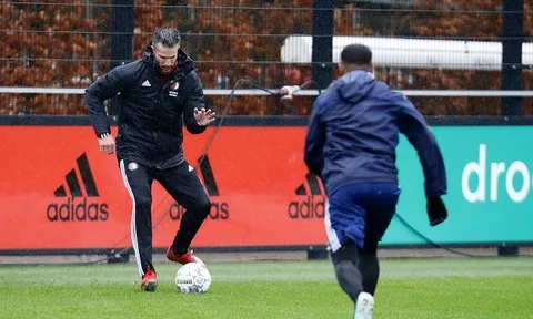 Huấn luyện đúng sở trường, Van Persie được học trò hết lời ca ngợi