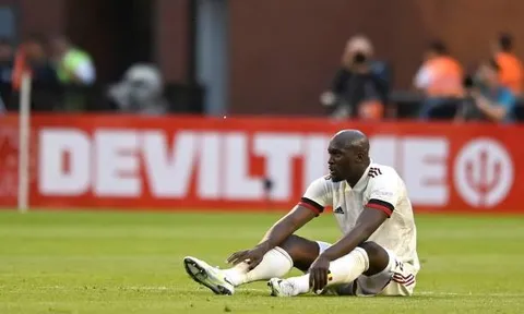 Húc văng sao Man City, Lukaku dính chấn thương