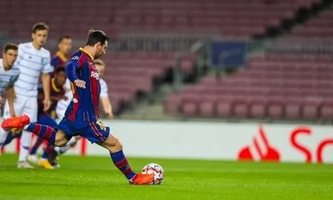 Huyền thoại Argentina gọi Barca là “đội bóng chết”, mỉa mai Messi chỉ biết sút 11m