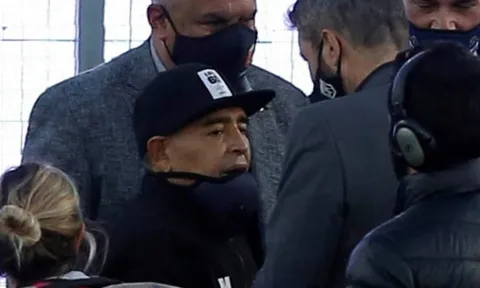 Huyền thoại Diego Maradona nhập viện