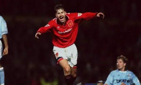 Huyền thoại Man Utd dương tính với COVID-19
