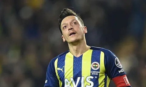 Huyền thoại M.U muốn chiêu mộ Mesut Ozil