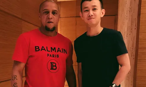 Huyền thoại Roberto Carlos mua giày của Fan hâm mộ?!