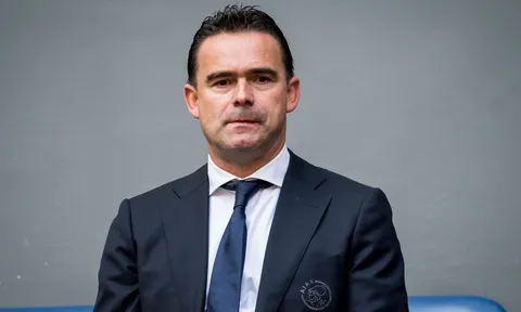 Ngó lơ tiền tấn từ Newcastle, Marc Overmars vẫn rời Ajax vì lý do sốc