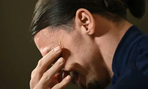 Ibrahimovic dừng họp báo, ôm mặt khóc nghẹn