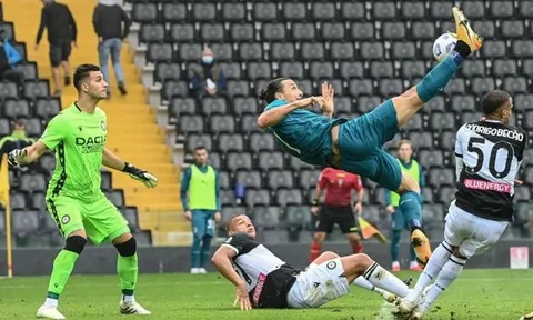 "Ngả bàn đèn" đẳng cấp, Ibrahimovic nhắc nhở Milan chuyện hợp đồng