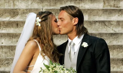 Vợ xinh đẹp chia sẻ cảm xúc sau 20 năm gắn bó với Totti