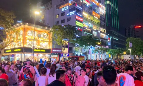 “Biển người” ăn mừng chiến thắng của U22 Việt Nam tại Phố đi bộ Nguyễn Huệ