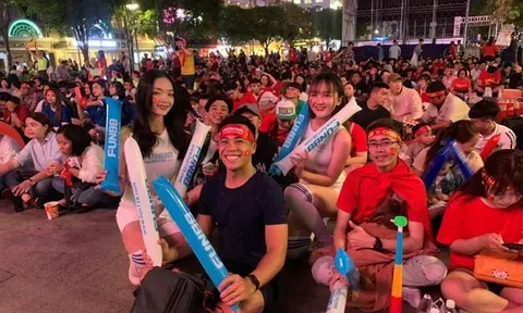 Việt Nam vô địch, hàng ngàn CĐV ăn mừng chiến thắng tại phố đi bộ Nguyễn Huệ