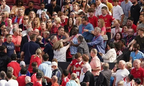 Fan M.U choảng nhau trên sân Old Trafford