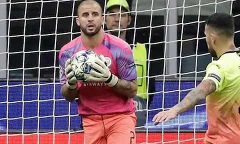 Walker thể hiện ra sao trong 10 phút làm thủ môn Man City?
