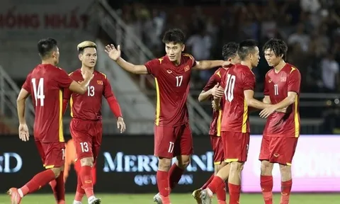 ĐT Việt Nam thăng tiến trên BXH FIFA; "Messi Thái" chốt phương án dự AFF Cup