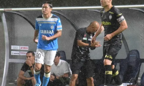 Iniesta nổi giận khi bị thay ra ở giải Nhật Bản