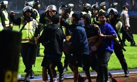 Indonesia ra án phạt cho sự cố vỡ sân