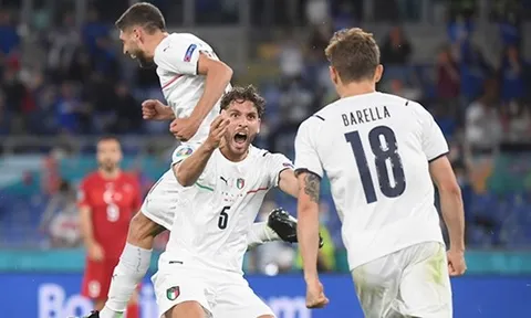 Italia thắng tưng bừng vì bệ phóng từ "tam giác quỷ"