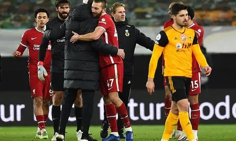 Jamie Carragher gạch Liverpool khỏi top 4