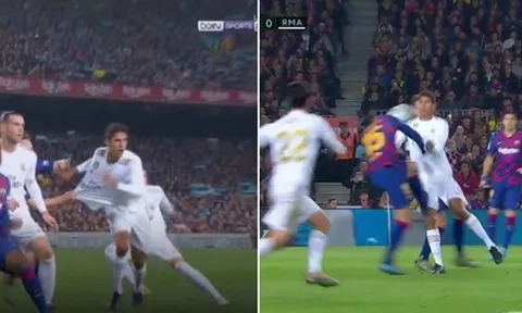 Bị hậu vệ Barca "dập tơi tả" trong vòng cấm, Varane chỉ biết than trời