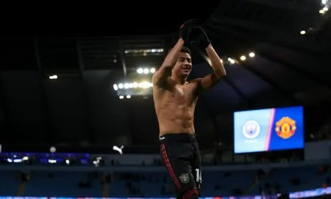 Fan Man City 'làm lố', sao Man Utd đăng đàn chửi thẳng mặt quá sốc
