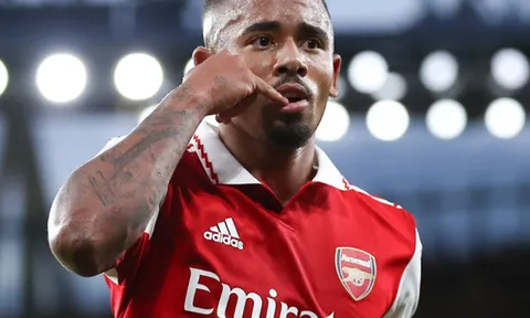 Neville so sánh Gabriel Jesus với Haaland