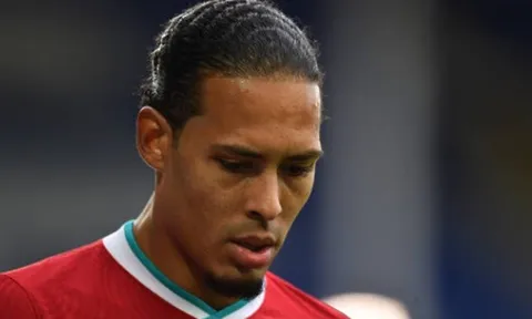 Dính chấn thương, Van Dijk bực tức nói 1 từ duy nhất với Pickford