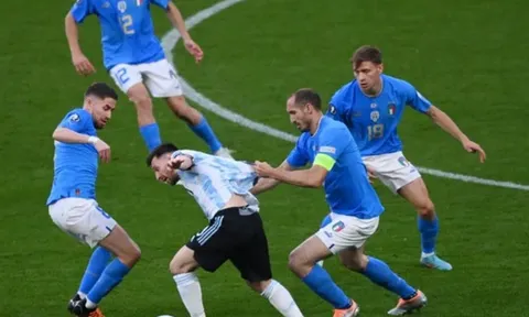 Jorginho bất lực, Chiellini xin 'miếng áo' Messi